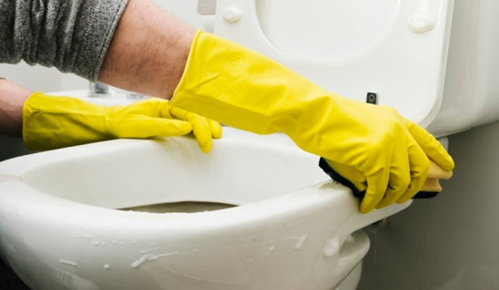nettoyer les toilettes