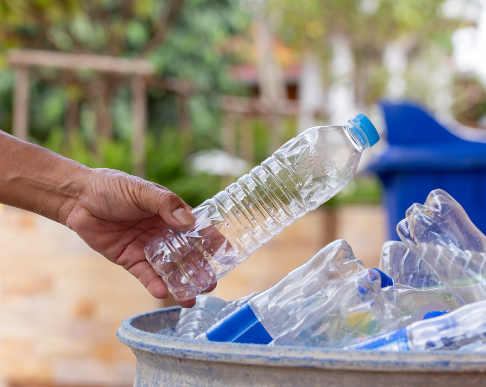 bouteille en plastique a la poubelle